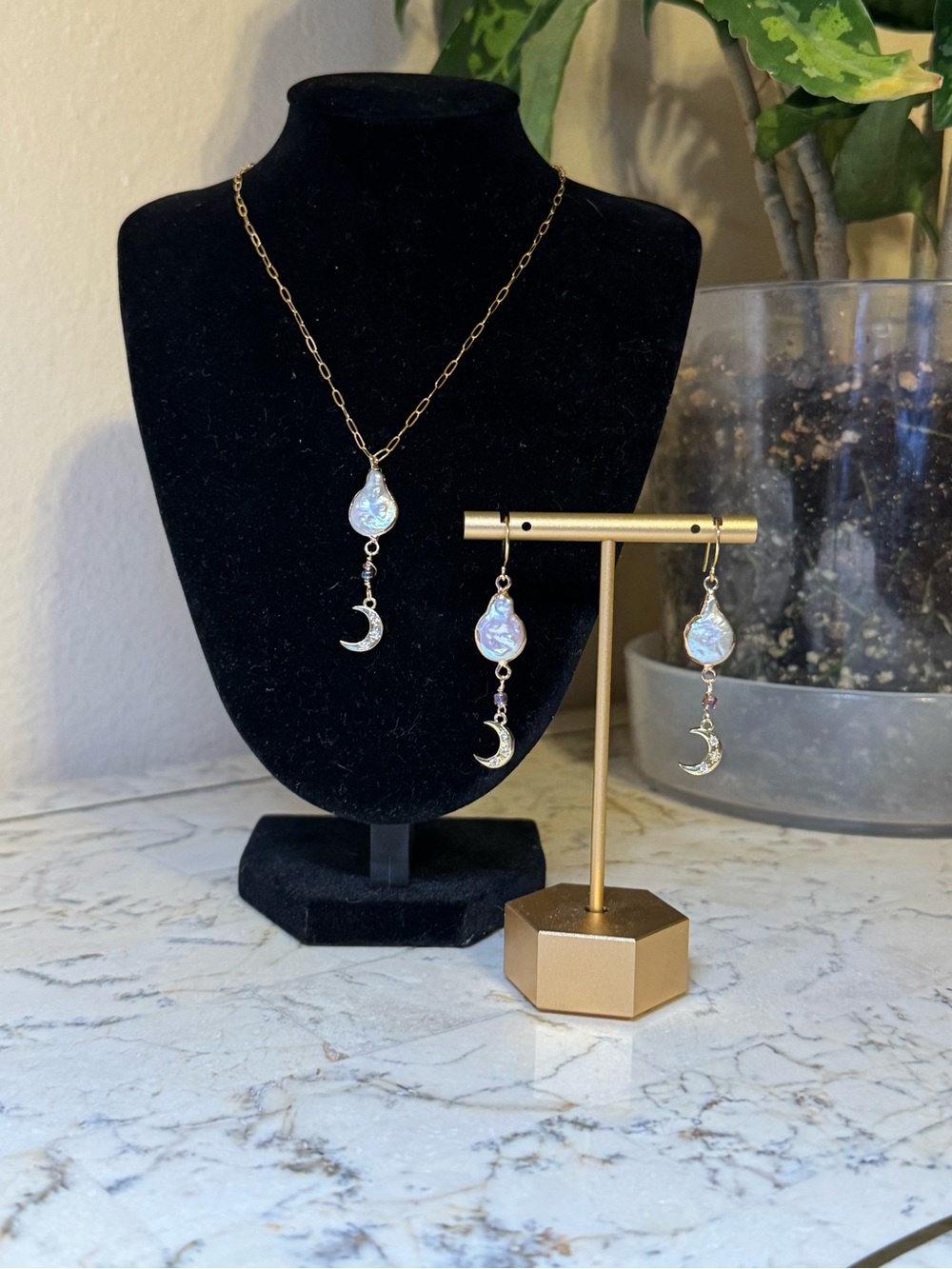 18KGold Moon 18k filled chain& Iridescent Pearl Drop Earrings! ‼️Handmade‼️ - Picture 4 of 12
